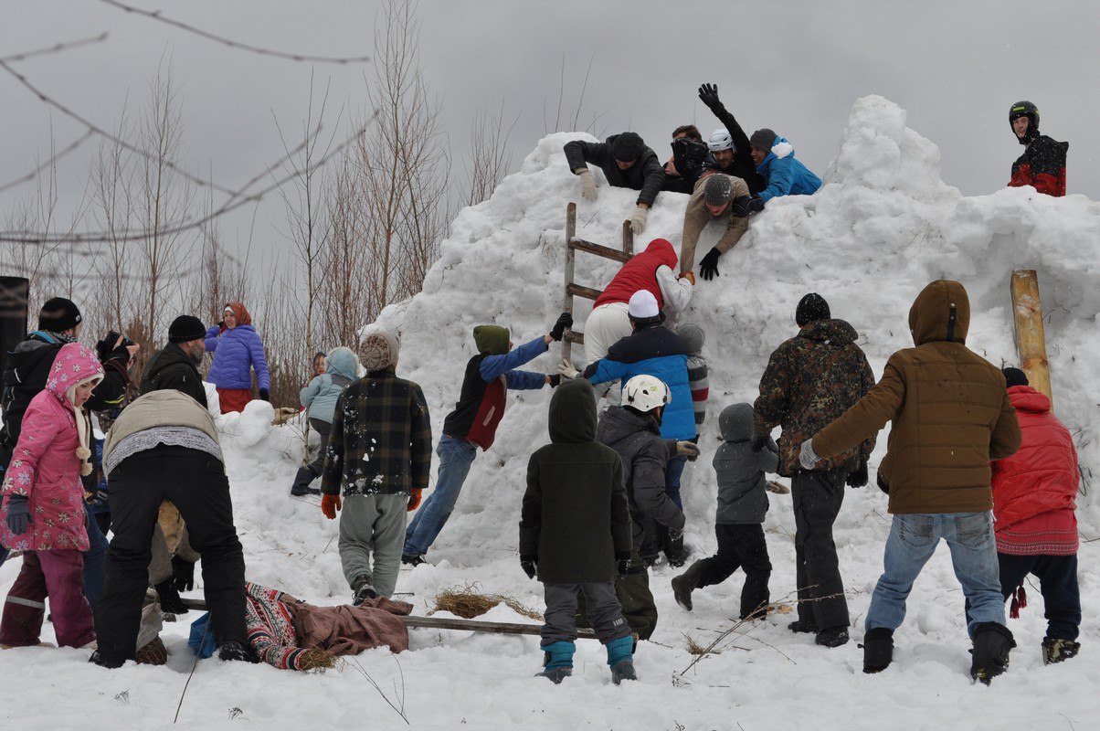 Взятие снежной крепости на Масленицу, март 2016.jpg