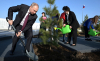 Путин посадил кедр на аллее Парка покорителей космоса