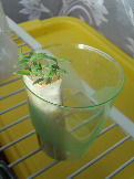 :) Еще один эксперимент - проращивание семян в "улитке". На полоску целлофана накладывается полоска бумаги (туалетной), сбрызгивается водой и вдоль края раскладываются семена. Потм все это скатывается в рулик и ставится в стакан. Это помидорки - проросли через 5-6 дней.