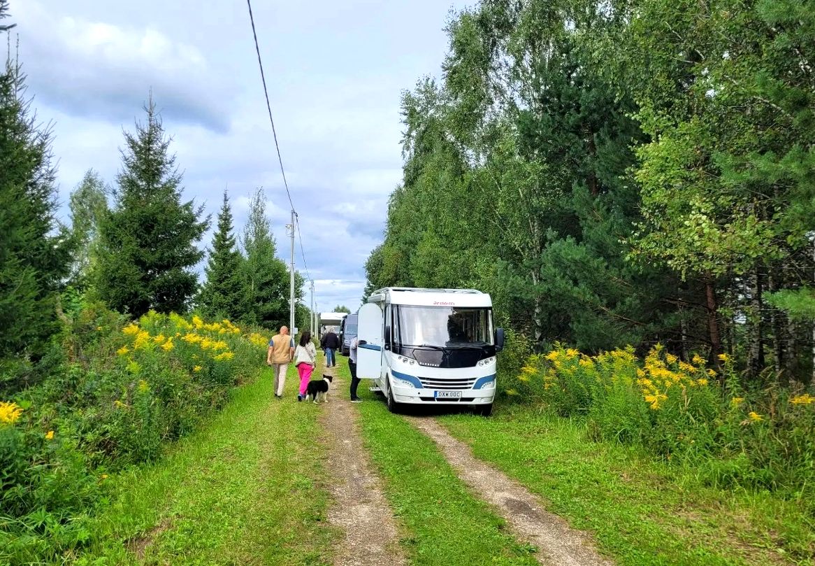 Первый караван зарубежных автотуристов в Россию (3).jpg Первый караван зарубежных автотуристов в Россию (3).jpg