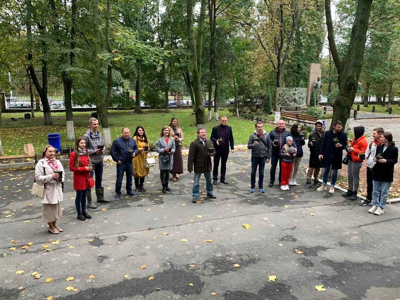 50 сибирских кедров высажено на территории НМУ в Киеве (2).jpg